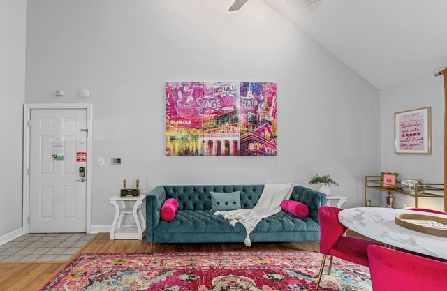 Lainey’s Penthouse | Walk to Broadway Skyline Views Free Parking
