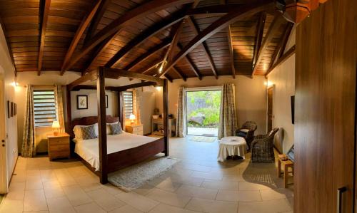 Lakaz Kannell - Cinnamon Room- Luxury Bedroom and Bathroom infinity pool