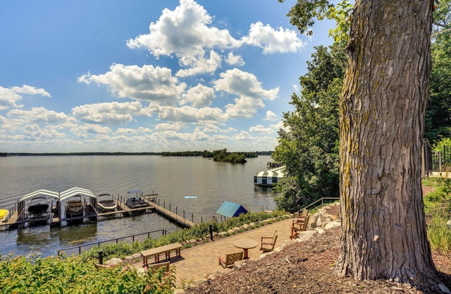 Lake Access & Community Pool: Cozy Condo in Mound