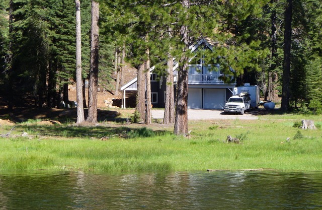 Lake Almanor West - Lakefront Cabin