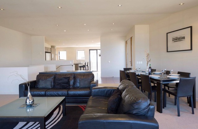 Lake and Mountain Ridge - Queenstown Apartment