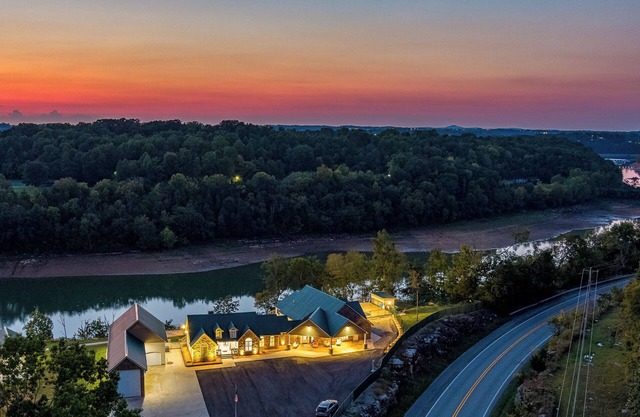 LAKE CUMBERLAND KY Lakefront Home