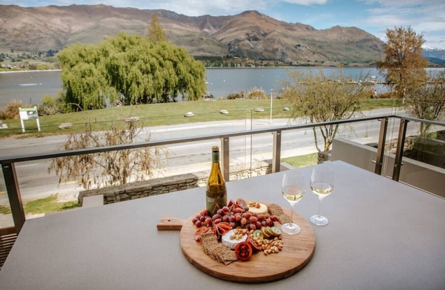 Lake Edge | Central lakefront apartment | 3 bed