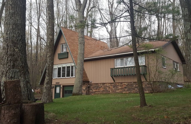 Lake + forest view 1650 sf cottage in rolling hills of Central Wis. LAKE ACCESS.