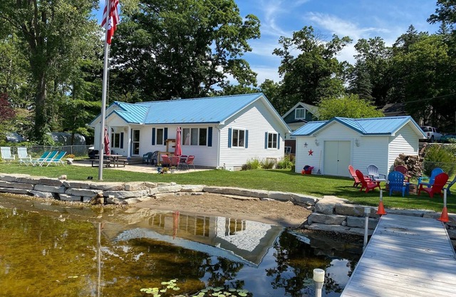 Lake Front Blue Turtle Cottage on Patterson Chain of 7 Lakes 3BR, 1.5BA