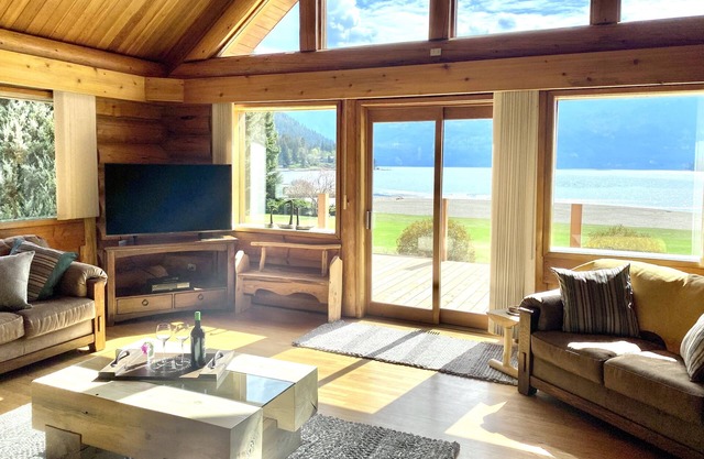 Lake Front Family Beach House w/large yard and hot tub