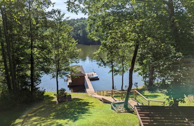 Lake Front house in quiet cove on Lake Sinclair Pets Allowed