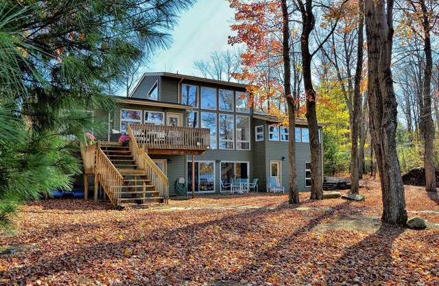 Lake Front in Poconos: Hot Tub/Sauna/Game Room/Kayaks/Private Beach