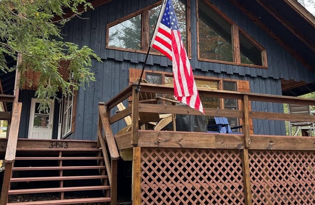LAKE FRONT! Newly updated Cabin with a private beach. Great Location!