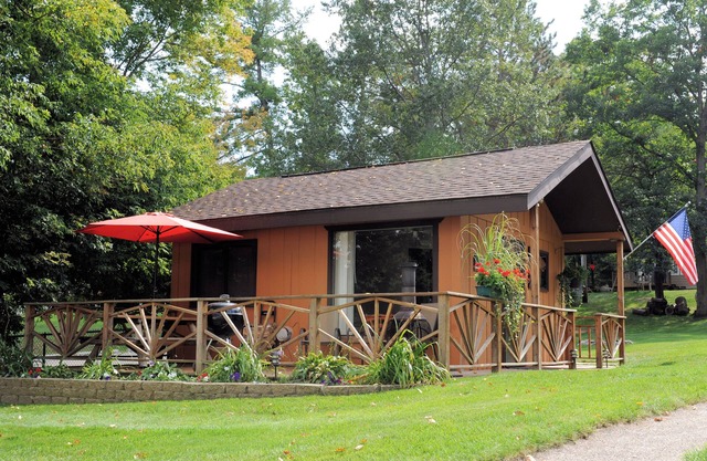 Lake Front Studio Cabin on Clear Lake! Great View & Deck
