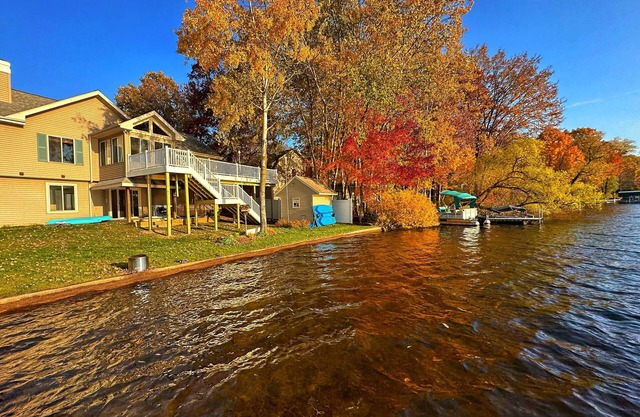 Lake House with great fishes and swimming near Grand Rapids