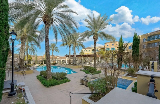 Lake Las Vegas Retreat: Elegant Comfort Awaits