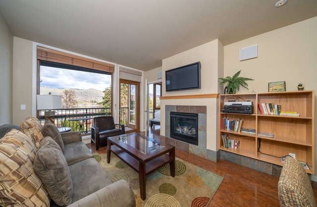 Lake Livin', Chelan Resort Suites 211, 2 bed, 2 bath Condo with indoor pool, near Lakeside Park