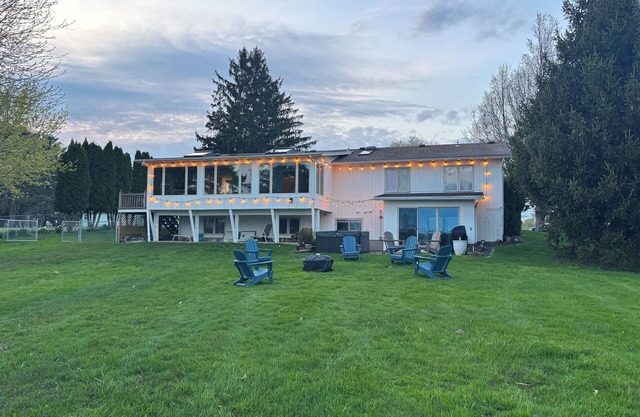 Lake Ontario's Family Retreat: Natural Peace and Modern Luxuries