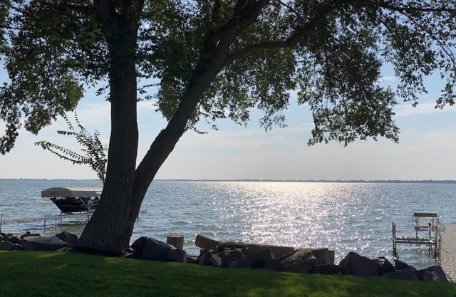 Lake Poinsett Home, Large Lakeside Yard & Patio, Great Lake View!