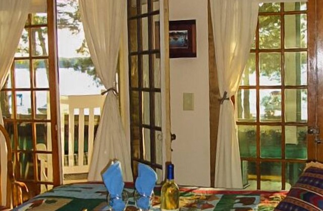 Lake Ripley Lodge w Lake Front Rooms, Grand Porch, Kayaks & Paddleboard