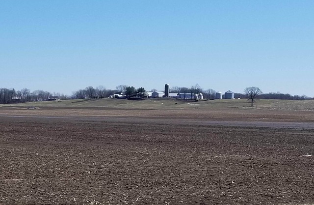 LAKE SHELBYVILLE FARMHOUSE. 5 minutes from Lake Shelbyville. SLEEPS 9