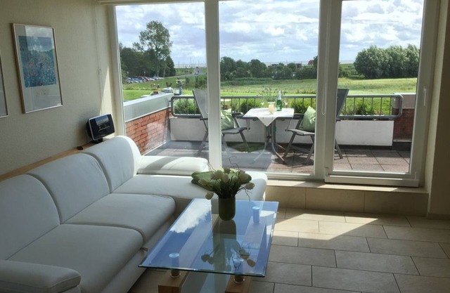 Lake view and close to the beach, 2 balconies, bicycles included.