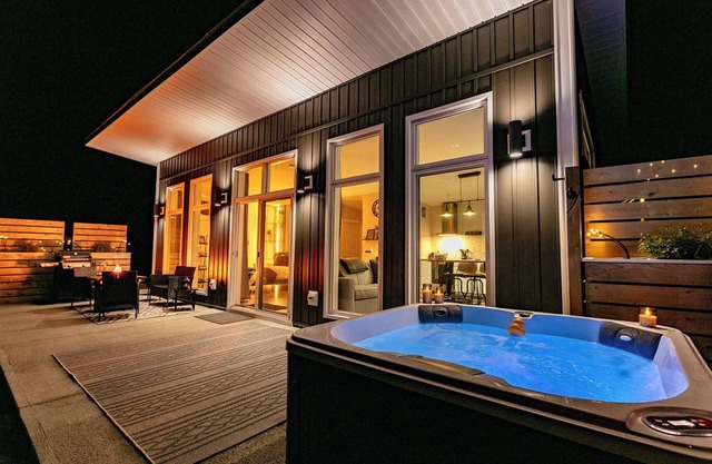 Lake View Cottage with Private Hot Tub - Eagle View