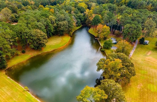 Lake View: Cozy 2 BR Cottage Close to Atlanta