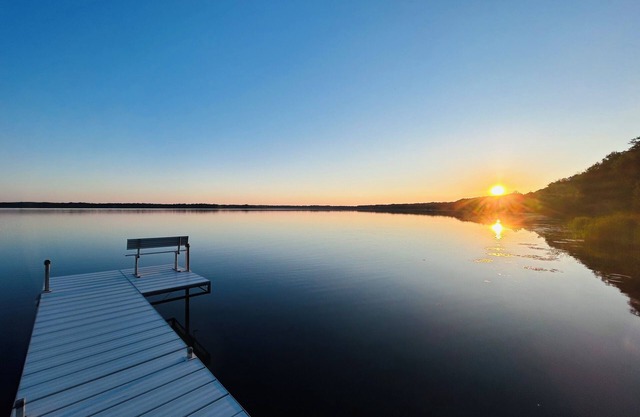 Lake View - Dog Friendly - Fireplace - Outdoor Dining - Private Yard