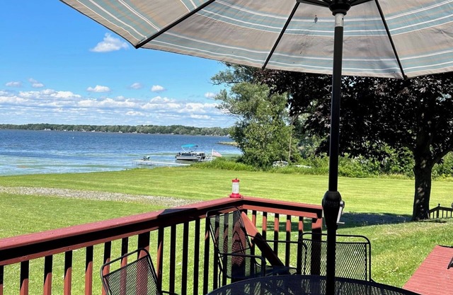 LAKE VIEW GEM - BEAUTIFUL VIEWS, RESTAURANT/MARINA NEXT DOOR.