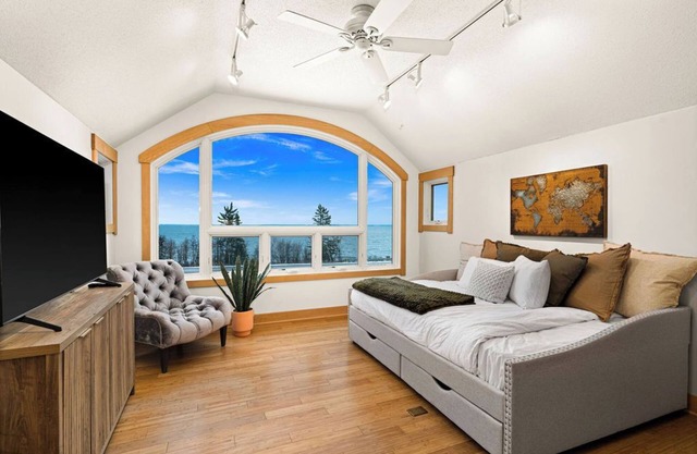 Lake View Luxury Retreat/10mins to Duluth/85" Home Theater/Heated Game Room/Fire pit