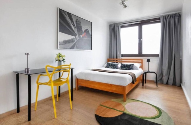 Lake View Minimalist Apartment|3 Beds|6 Guest