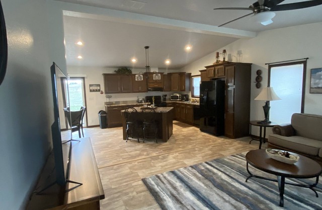 Lake Views! Comforts of home w/the fun of the lake; garage/hottub/laundry & more