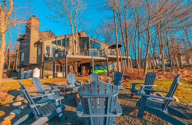 Lake views from every room! West End Pond has hot tub/game room/fireplace/kayaks