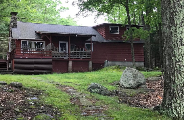 Lake Wallenpaupack Boulder Point Lakefront Cabin with Private Boat Dock