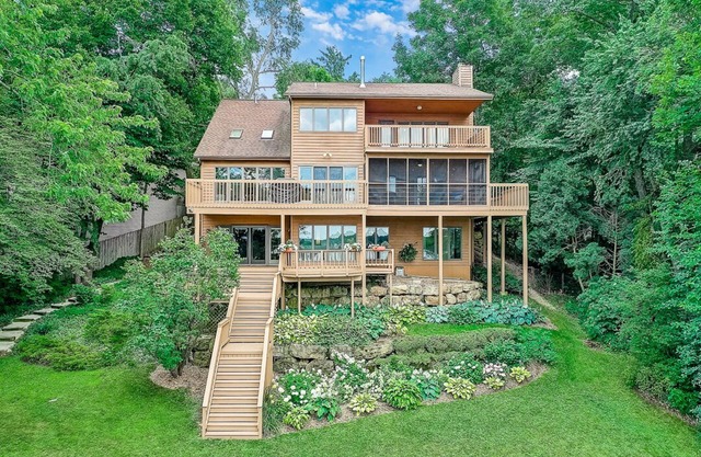 Lake Waubesa retreat! Lake living at its best- boat lift/rental possible