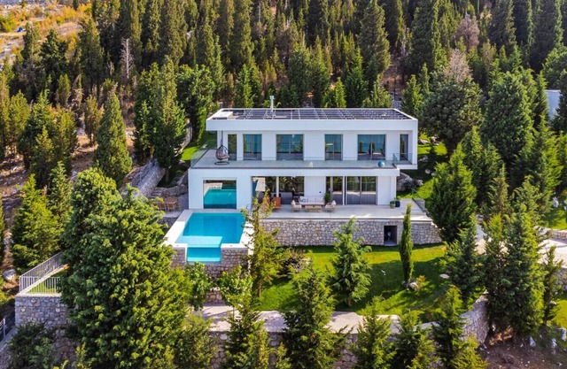 Lake Whisper Villa by PikHost