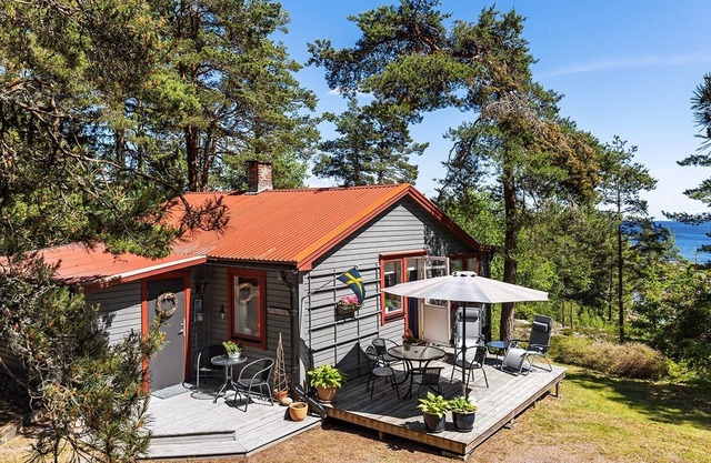 Lakefront 2-bedroom remote cottage (Lake Vänern)