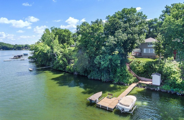 Lakefront 4BR ‘Up North’ Outdoor Getaway - Best Sunset View on The Lake