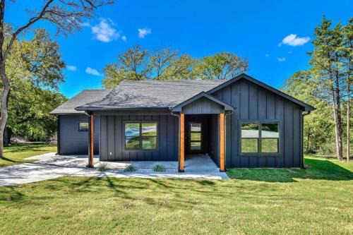 Lakefront Bliss - 3BR Home Near Marina & Beaches