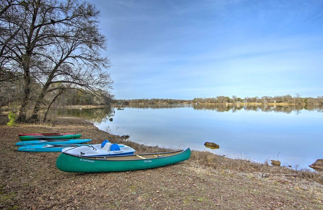 Lakefront Cabin w/2 Lofts, Boats on 4 Acres