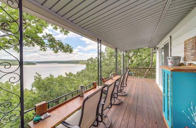 Lakefront Canadian Gem: Fire Pit, Decks & Grills