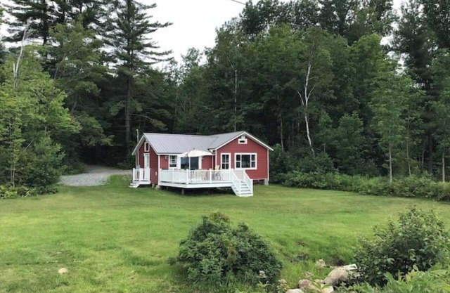 Lakefront Cottage on beautiful Miles Pond w/dock.