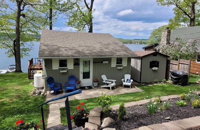 Lakefront cottage on Silver lake near Letchworth Park