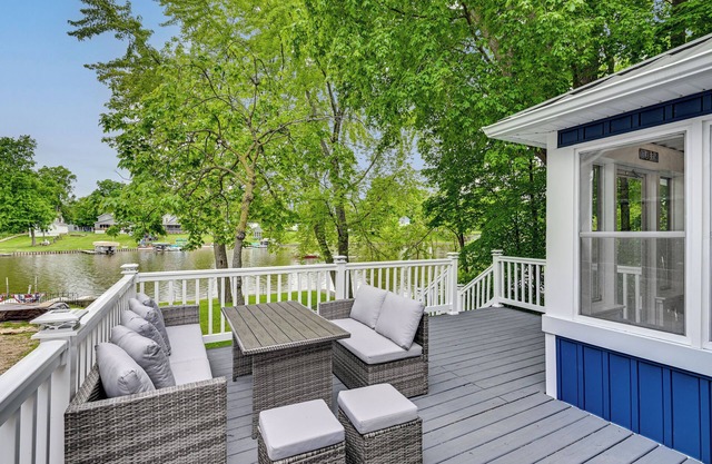 Lakefront Getaway w/Private Dock in Colon!
