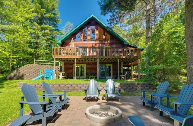 Lakefront Hazelhurst Cabin: Dock & Pool Table