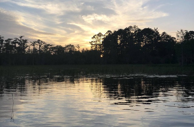 Lakefront Home, beautiful setting, only 30 minutes drive from the Beaches of 30A