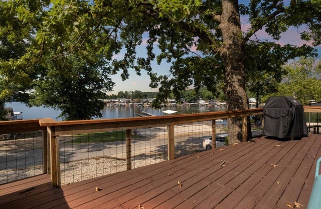 Lakefront Home in a Quiet Cove, Private Dock, Outdoor Dining & Fishing