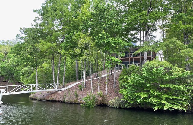 Lakefront Home - Large Covered Porch and Boat Slip 4BR/3 1/2 BA WONDERFUL!