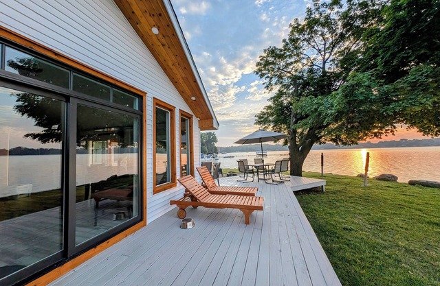 LakeFront Home W/Guest House 200ft Beach Panoramic Views Sleeps 10