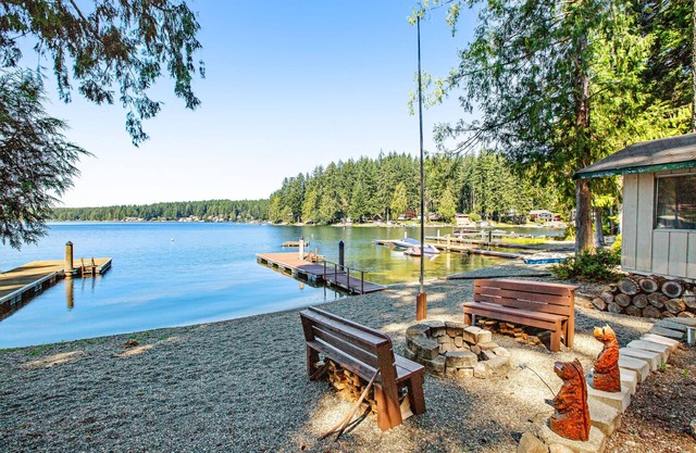 Lakefront home with beach access, a firepit, washer/dryer & fireplace