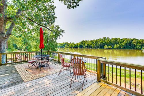 Lakefront Home with Patio in Havana!
