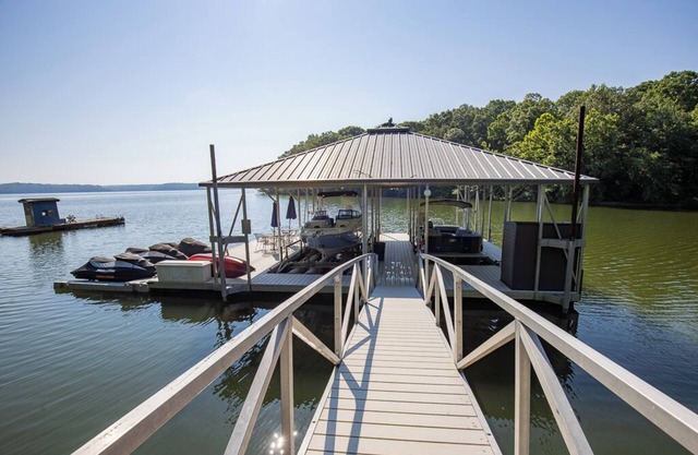 Lakefront, Jet ski, or Boat rentals and a hot tub!