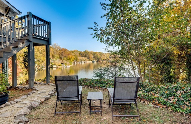 Lakefront Landrum Home w/Deck, Fire Pit & Kayaks!